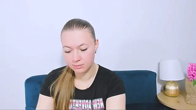 Snapshot of LeaNaughty chatting on 30, 11, 2025 LeaNaughty online show from 30, 11, 2025