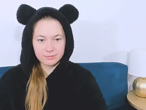 Snapshot of LeaNaughty chatting on 15, 12, 2025 LeaNaughty online show from 15, 12, 2025