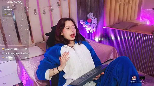 Snapshot of KATANA_TAY chatting on 19, 12, 2025 KATANA TAY online show from 19, 12, 2025