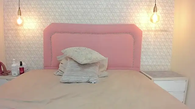 TAYLORMEYER1 online show from 15, 4, 2026