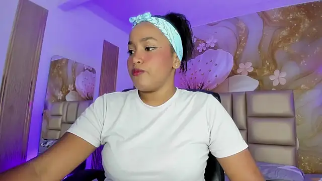 Snapshot of NahomiWalker_ chatting on 4, 12, 2025 NahomiWalker online show from 4, 12, 2025