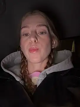 Snapshot of kira_mia chatting on 24, 11, 2025 kira mia online show from 24, 11, 2025