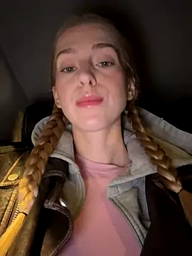 Snapshot of kira_mia chatting on 25, 11, 2025 kira mia online show from 25, 11, 2025