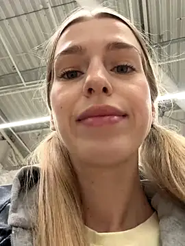 Snapshot of kira_mia chatting on 26, 11, 2025 kira mia online show from 26, 11, 2025