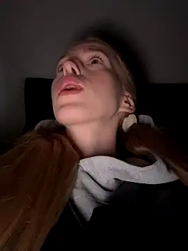 Snapshot of kira_mia chatting on 28, 11, 2025 kira mia online show from 28, 11, 2025