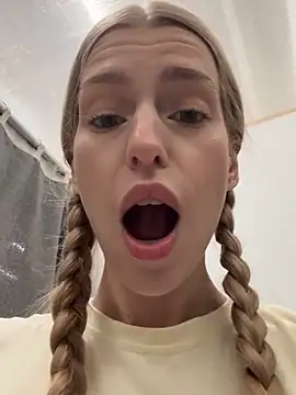 Snapshot of kira_mia chatting on 29, 11, 2025 kira mia online show from 29, 11, 2025