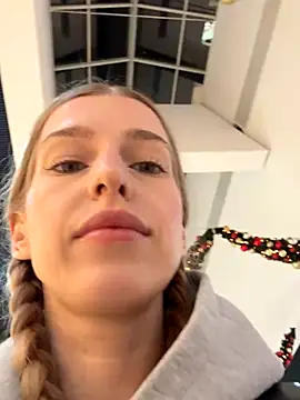 kira mia online show from 4, 12, 2025