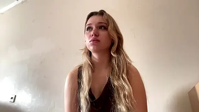 Snapshot of Fiorence_Blonde chatting on 23, 10, 2025 Fiorence Blonde online show from 23, 10, 2025