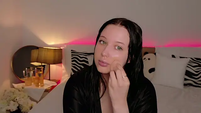 Felicia Herceg online show from 7, 11, 2025