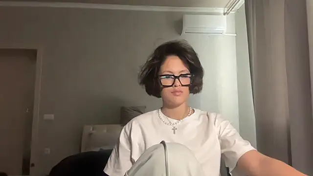 LeandraCasali online show from 20, 10, 2025