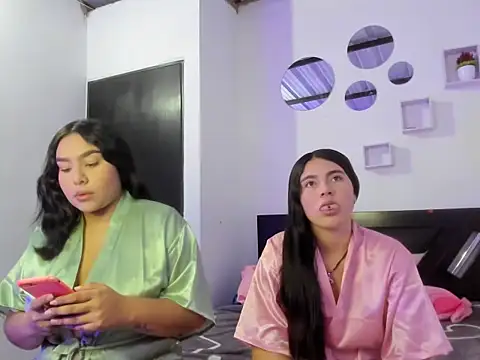 Twodirtyteens18 online show from 3, 11, 2025