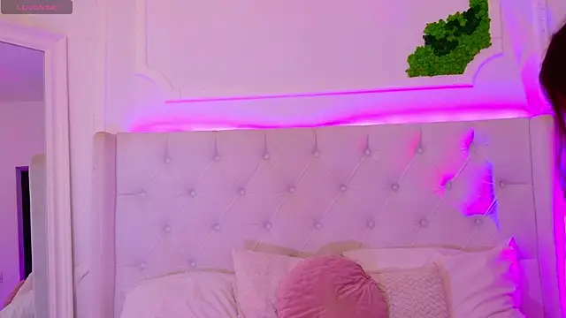ElisaCharm online show from 8, 7, 2026