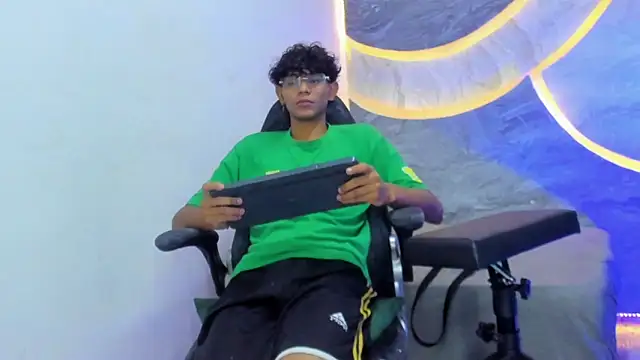 Sex Boy 33  online show from 28, 10, 2025