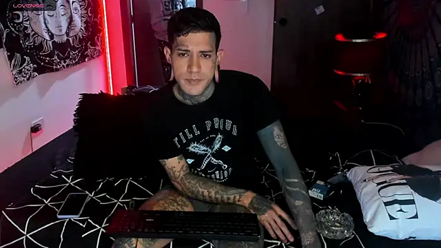 Snapshot of cleoo_jhonny chatting on 20, 11, 2025 cleoo jhonny online show from 20, 11, 2025