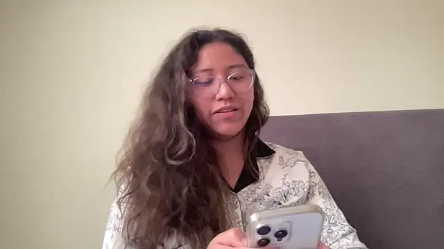 Snapshot of Kmiii21 chatting on 10, 11, 2025 Kmiii21 online show from 10, 11, 2025