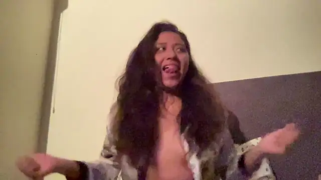 Snapshot of Kmiii21 chatting on 12, 11, 2025 Kmiii21 online show from 12, 11, 2025