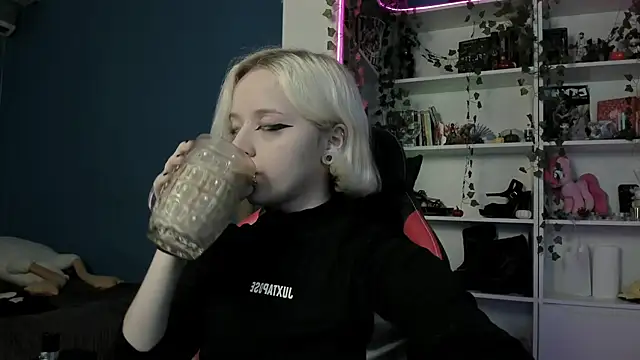 Snapshot of Holy_Mistress_S chatting on 18, 11, 2025 Holy Mistress S online show from 18, 11, 2025