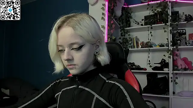 Snapshot of Holy_Mistress_S chatting on 5, 12, 2025 Holy Mistress S online show from 5, 12, 2025