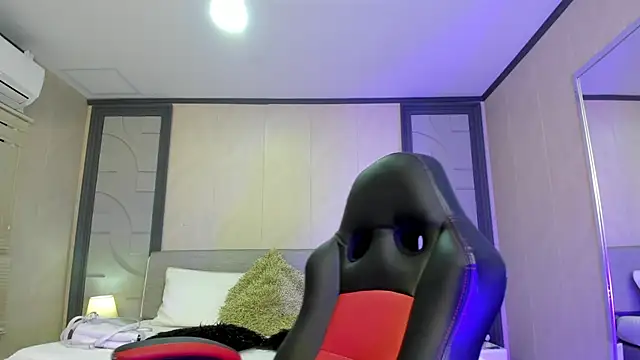 Snapshot of Nicoletta_Whitee chatting on 11, 11, 2025 Nicoletta Whitee online show from 11, 11, 2025