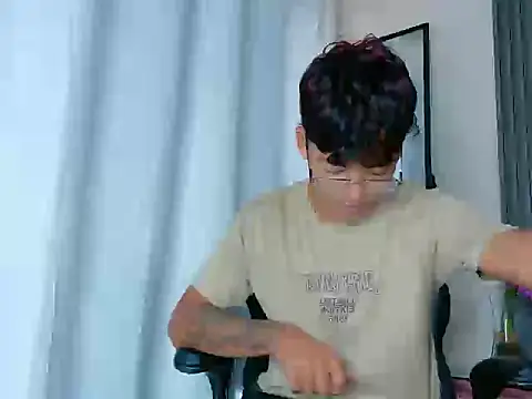 Snapshot of LiamANDJordan chatting on 4, 11, 2025 LiamANDJordan online show from 4, 11, 2025