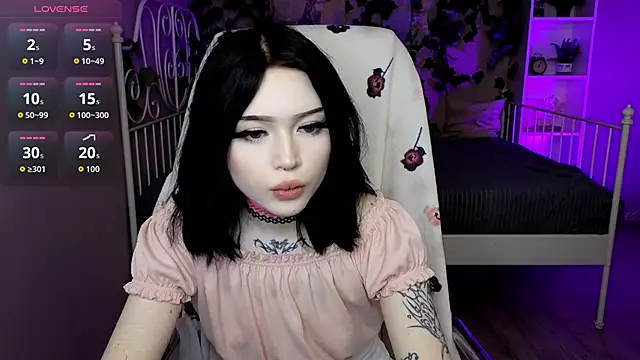 Snapshot of Emma_Kirks chatting on 6, 11, 2025 Emma Kirks online show from 6, 11, 2025