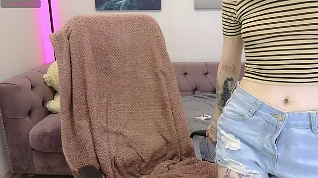 Snapshot of Emma_Kirks chatting on 14, 11, 2025 Emma Kirks online show from 14, 11, 2025