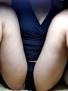 Snapshot of YennyeLa chatting on 27, 10, 2025 YennyeLa online show from 27, 10, 2025