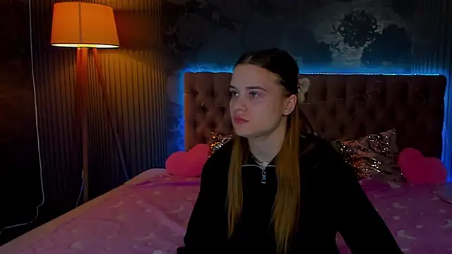 Snapshot of LuisaClover chatting on 28, 11, 2025 LuisaClover online show from 28, 11, 2025