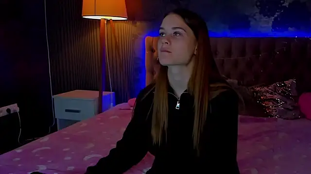 Snapshot of LuisaClover chatting on 30, 11, 2025 LuisaClover online show from 30, 11, 2025