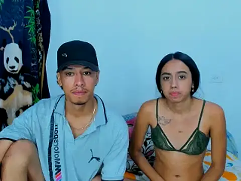 Snapshot of karoll_and_erik chatting on 15, 11, 2025 karoll and erik online show from 15, 11, 2025