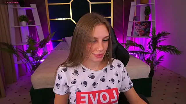 Snapshot of HeyEmilly chatting on 22, 10, 2025 HeyEmilly online show from 22, 10, 2025