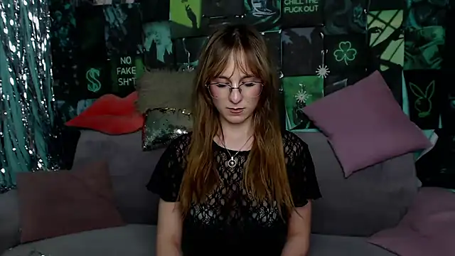 AlishaKellyi online show from 4, 4, 2026