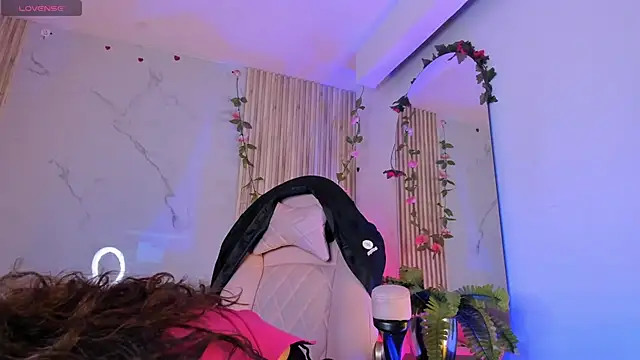 Snapshot of LolaMustaine_ chatting on 11, 11, 2025 LolaMustaine online show from 11, 11, 2025