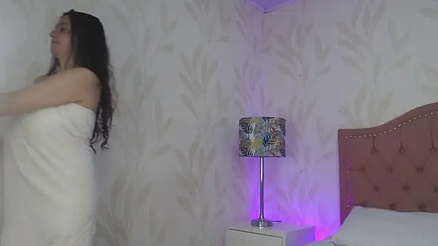 Emmy Palacios online show from 31, 10, 2025