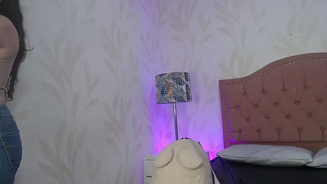 Emmy Palacios online show from 28, 11, 2025