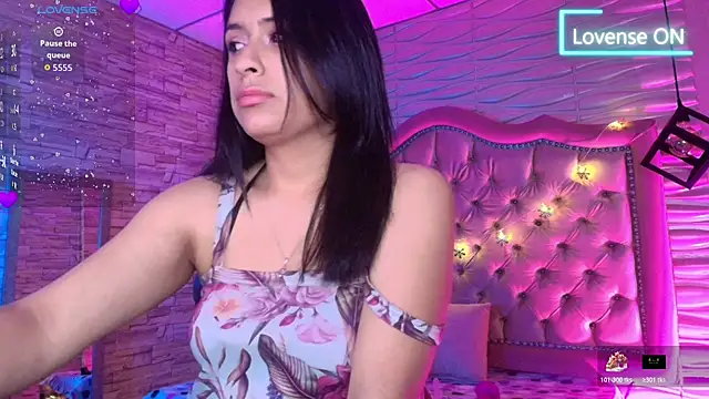 Snapshot of Roxanne_Han chatting on 7, 11, 2025 Roxanne Han online show from 7, 11, 2025