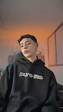 Snapshot of Sebastian_Reed chatting on 3, 3, 2026 Sebastian Reed online show from 3, 3, 2026