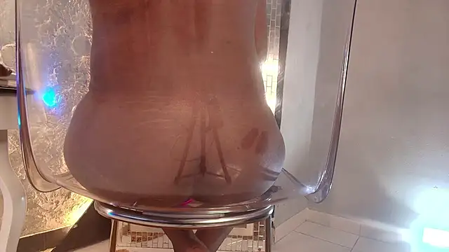 NaomiQueents online show from 1, 11, 2025