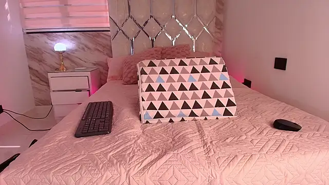 ellisrossi online show from 5, 11, 2025