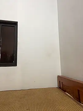 Bee Yellow00 online show from 2, 11, 2025