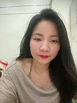 Bee Yellow00 online show from 23, 3, 2026