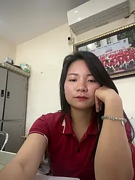 Bee Yellow00 online show from 25, 3, 2026