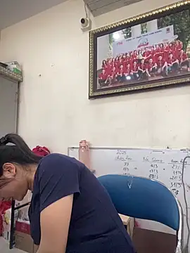 Bee Yellow00 online show from 2, 4, 2026