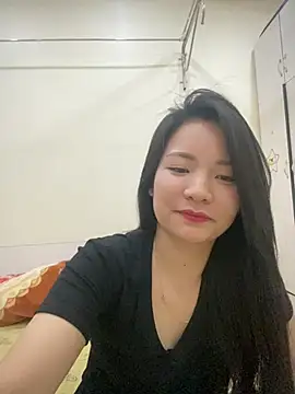 Bee Yellow00 online show from 9, 4, 2026