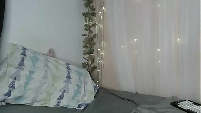 Snapshot of angelicahotparis18 chatting on 4, 12, 2025 angelicahotparis18 online show from 4, 12, 2025