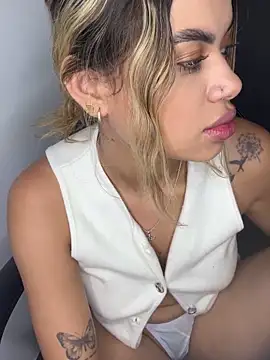 Snapshot of Alanna-foxx chatting on 5, 11, 2025 Alanna-foxx online show from 5, 11, 2025