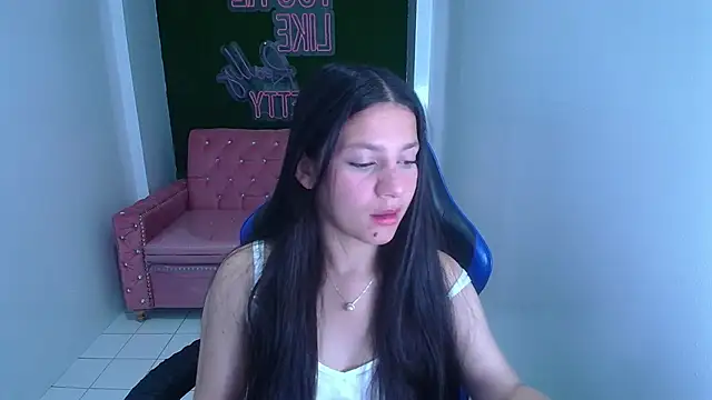 Snapshot of velvetvixen_t chatting on 8, 11, 2025 velvetvixen t online show from 8, 11, 2025