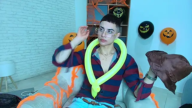 Snapshot of MatheoMontclair chatting on 26, 10, 2025 MatheoMontclair online show from 26, 10, 2025