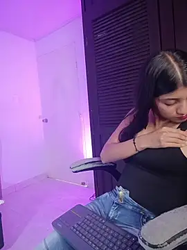 YeseniaRodriguez3 online show from 15, 4, 2026