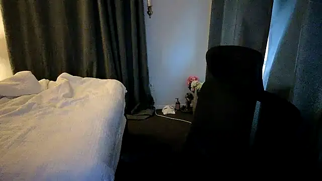 Snapshot of john_clarisa chatting on 21, 12, 2025 john clarisa online show from 21, 12, 2025